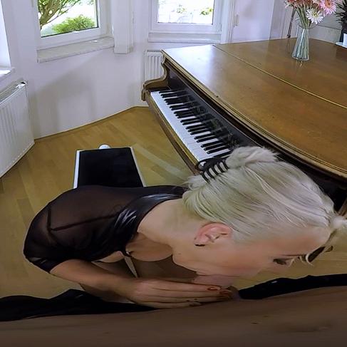 The Pianist Sucking 180 VR Porn Video VRPornlist